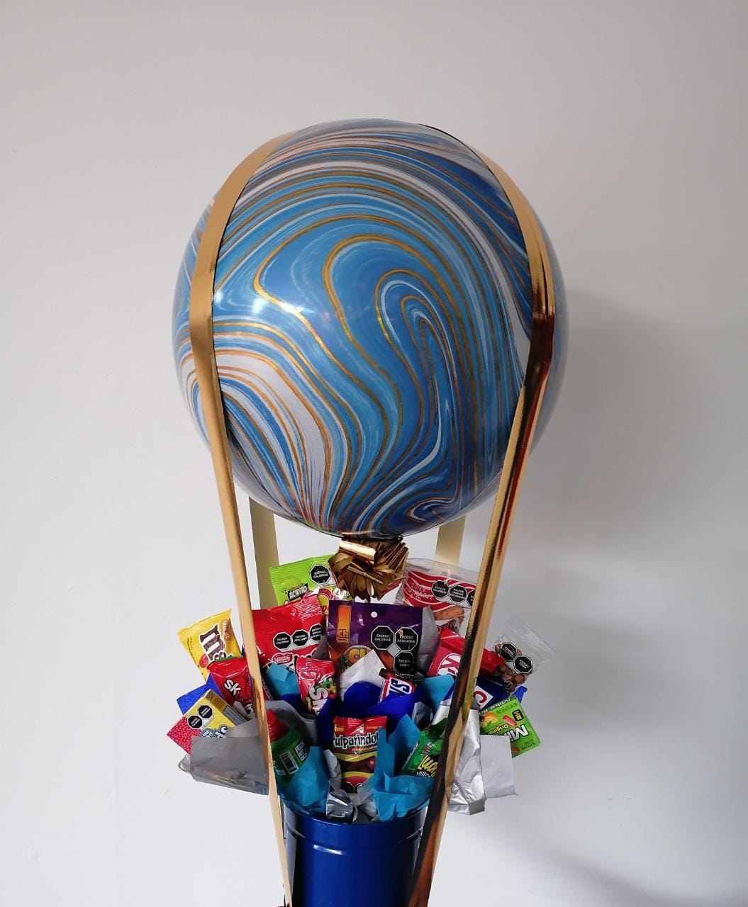 Arreglo de globo aerostático dulces